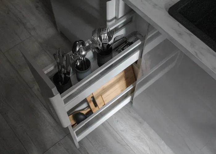 Modern 1br Flat - Great Location *