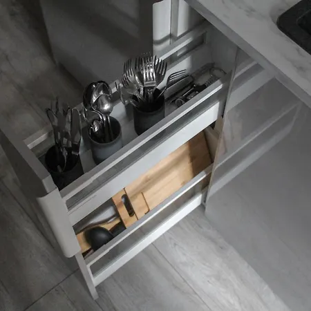 Modern 1br Flat - Great Location *