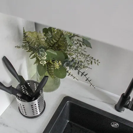 Modern 1br Flat - Great Location Apartment *