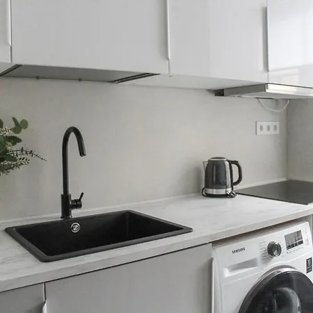 Modern 1br Flat - Great Location *